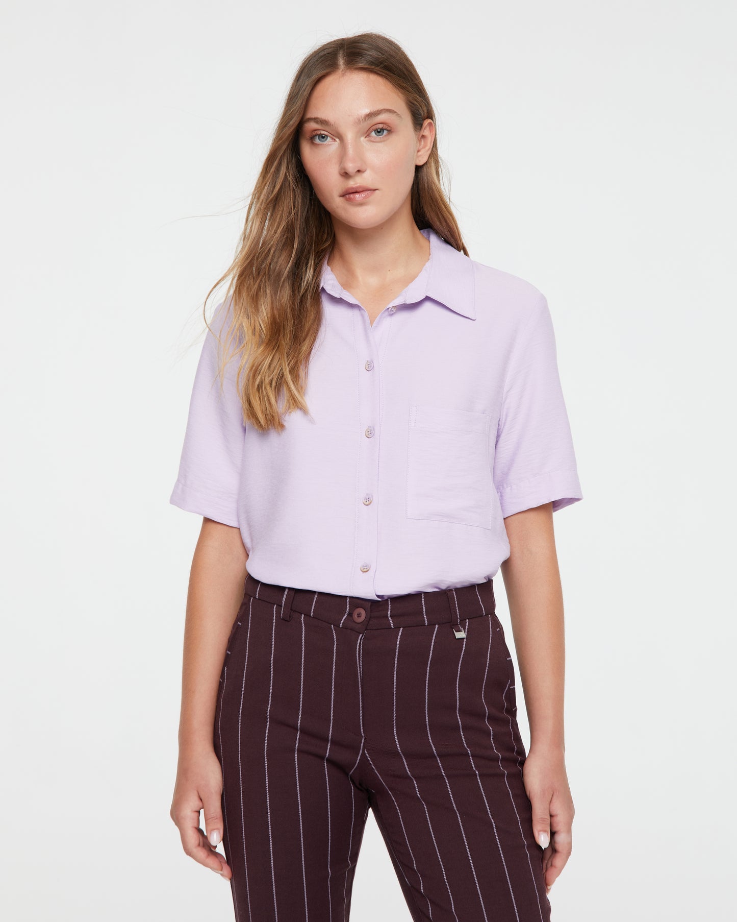 Women's short-sleeved cropped shirt with a shirt collar