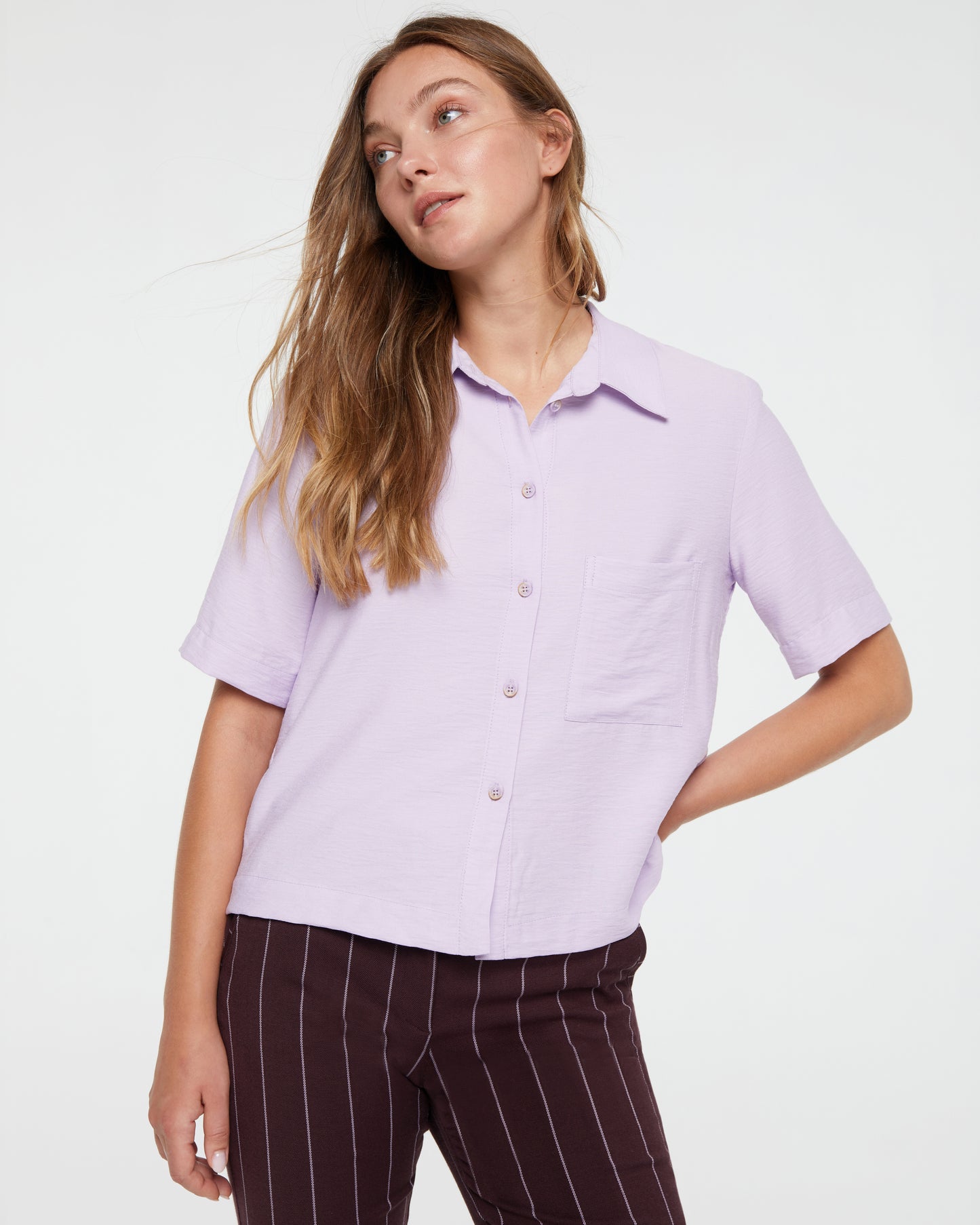 Women's short-sleeved cropped shirt with a shirt collar