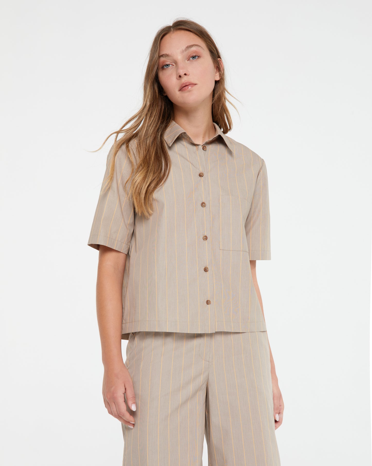 Women's short-sleeved cropped shirt with a shirt collar