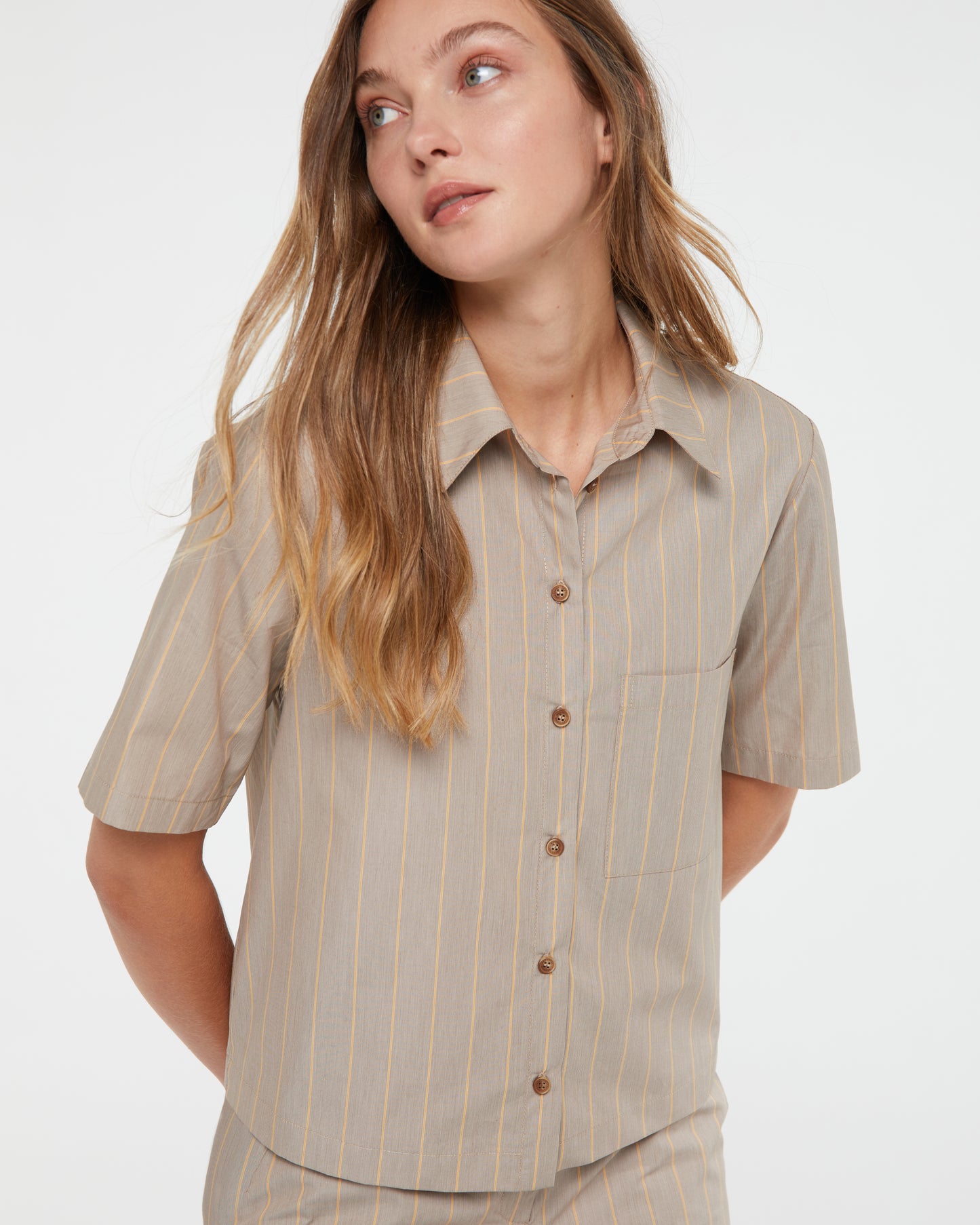 Women's short-sleeved cropped shirt with a shirt collar