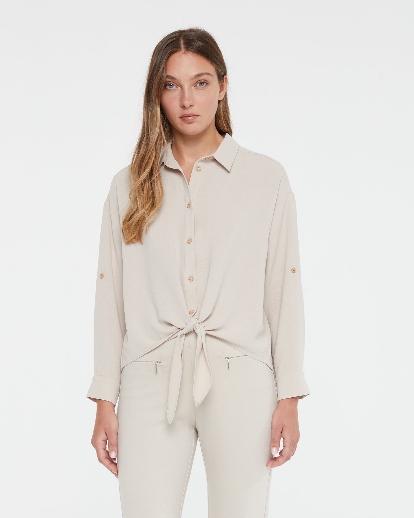 Women's long-sleeved shirt with a knot at the bottom