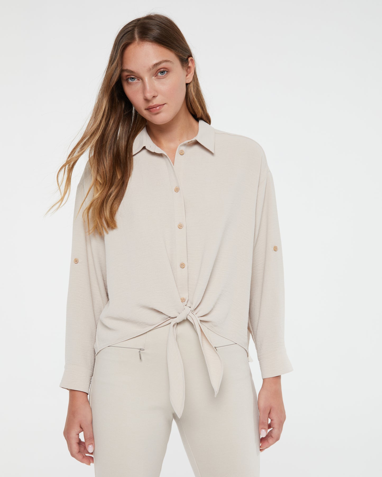 Women's long-sleeved shirt with a knot at the bottom