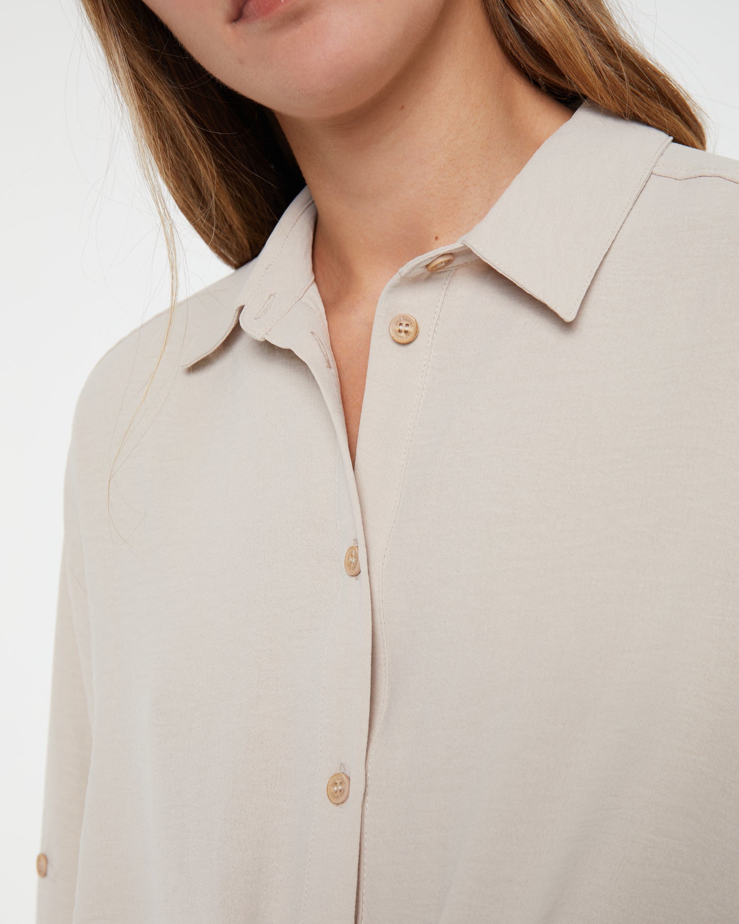 Women's long-sleeved shirt with a knot at the bottom