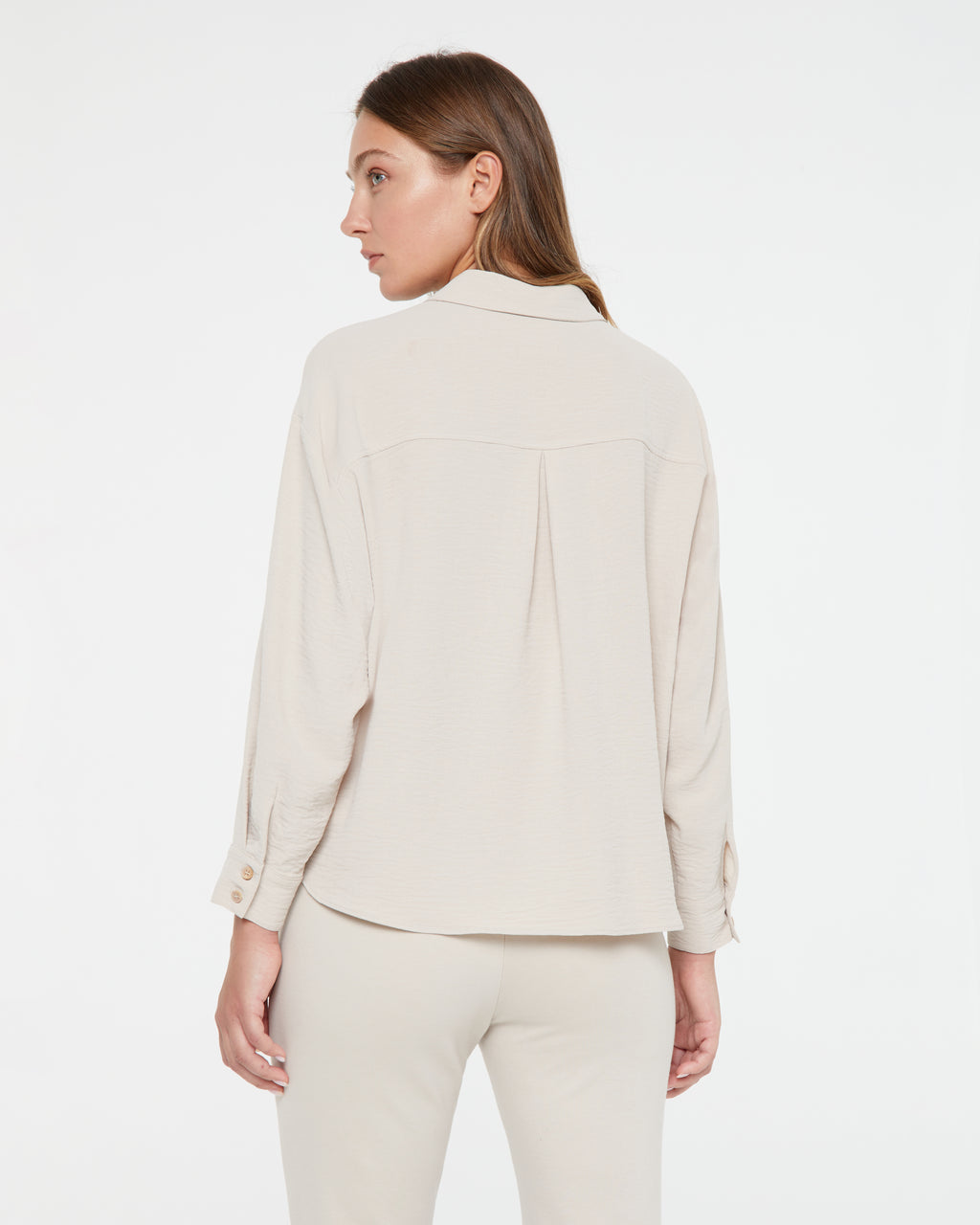 Women's long-sleeved shirt with a knot at the bottom