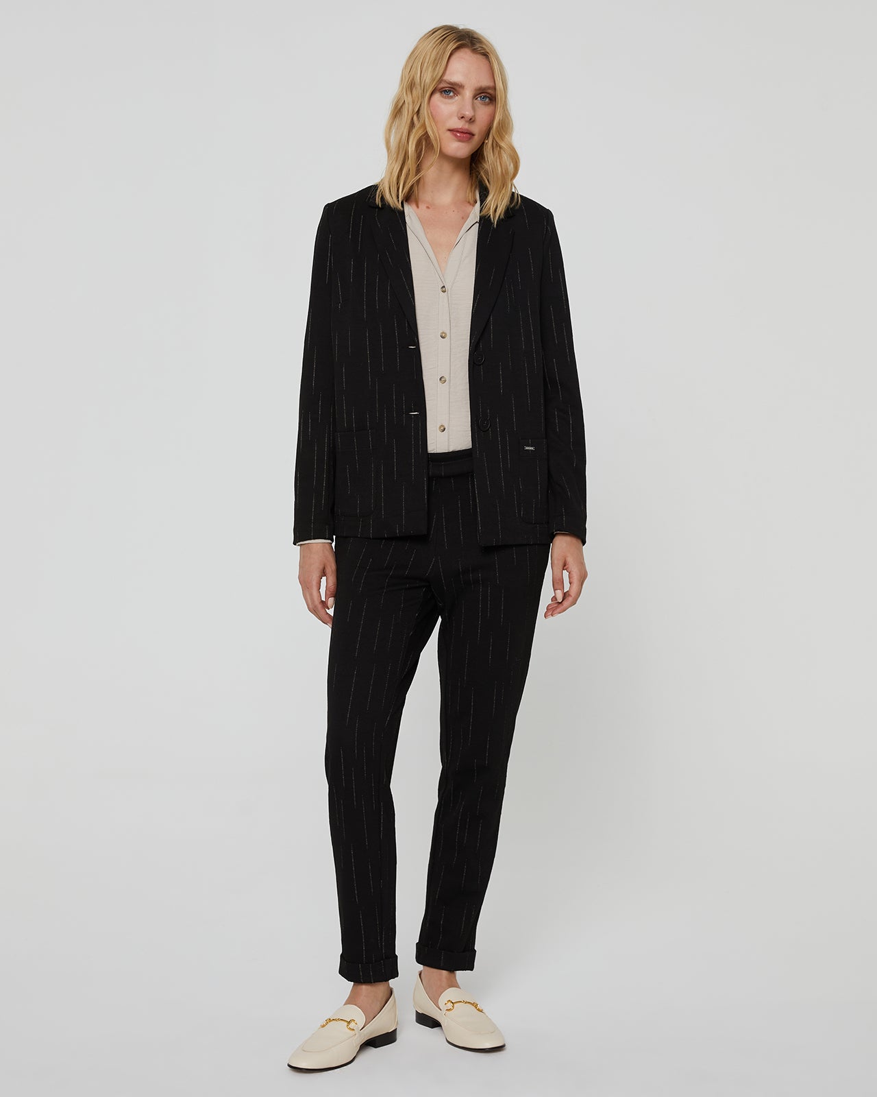 Women's knitted blazer with lapel and patch pockets