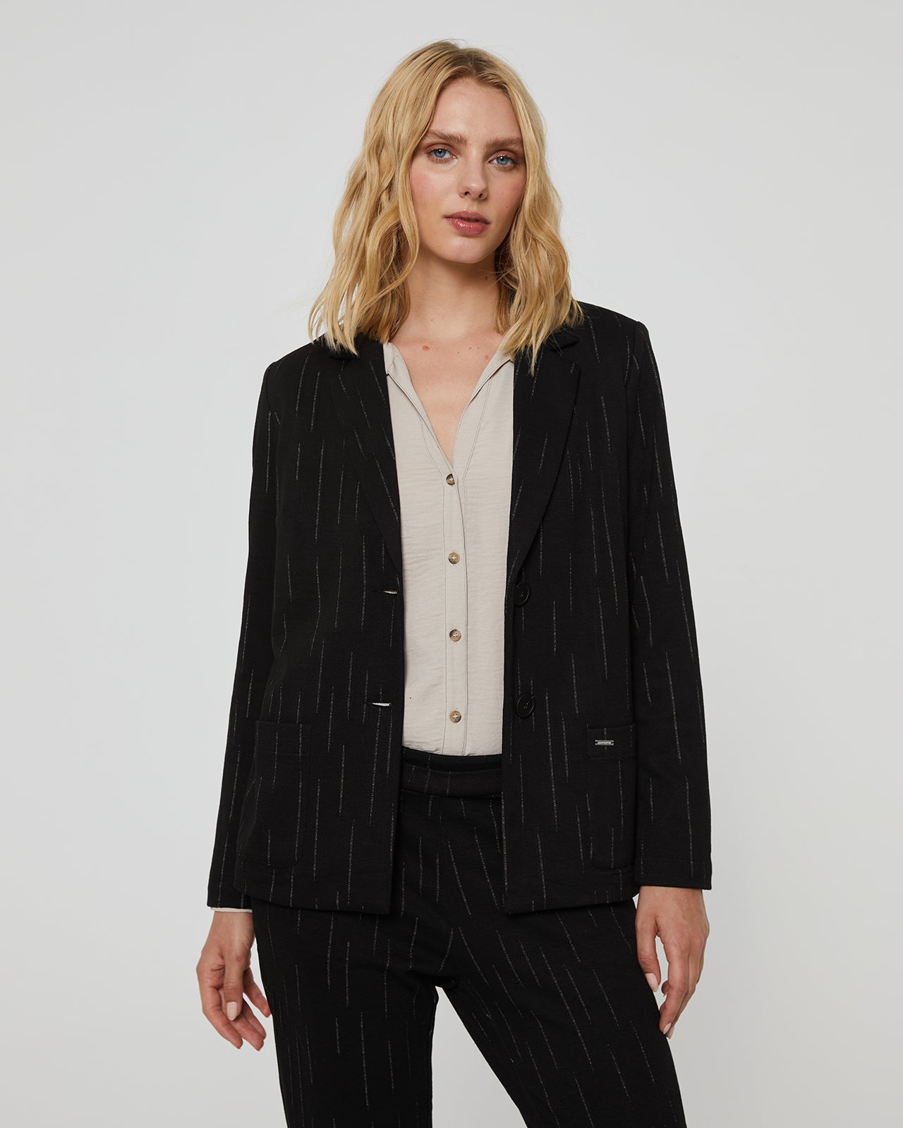 Women's knitted blazer with lapel and patch pockets