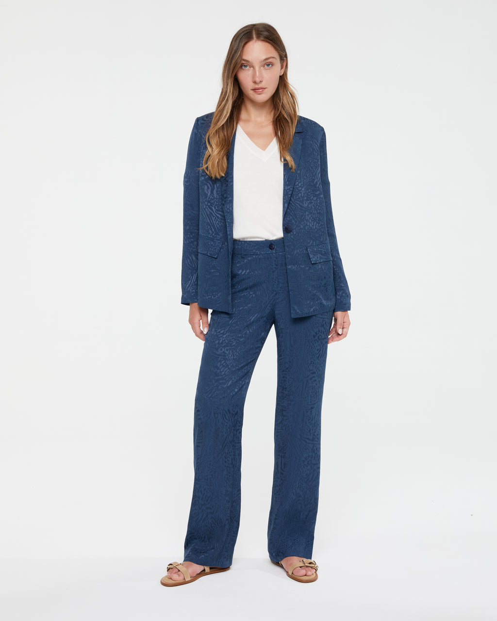 Women's straight trousers with pockets and made from a jacquard fabric