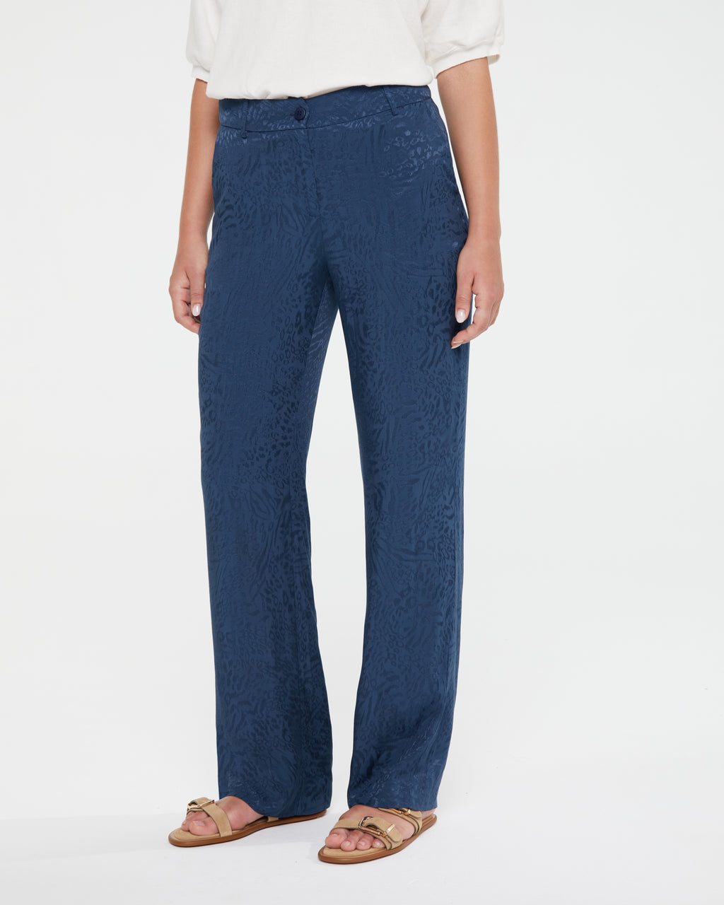 Women's straight trousers with pockets and made from a jacquard fabric