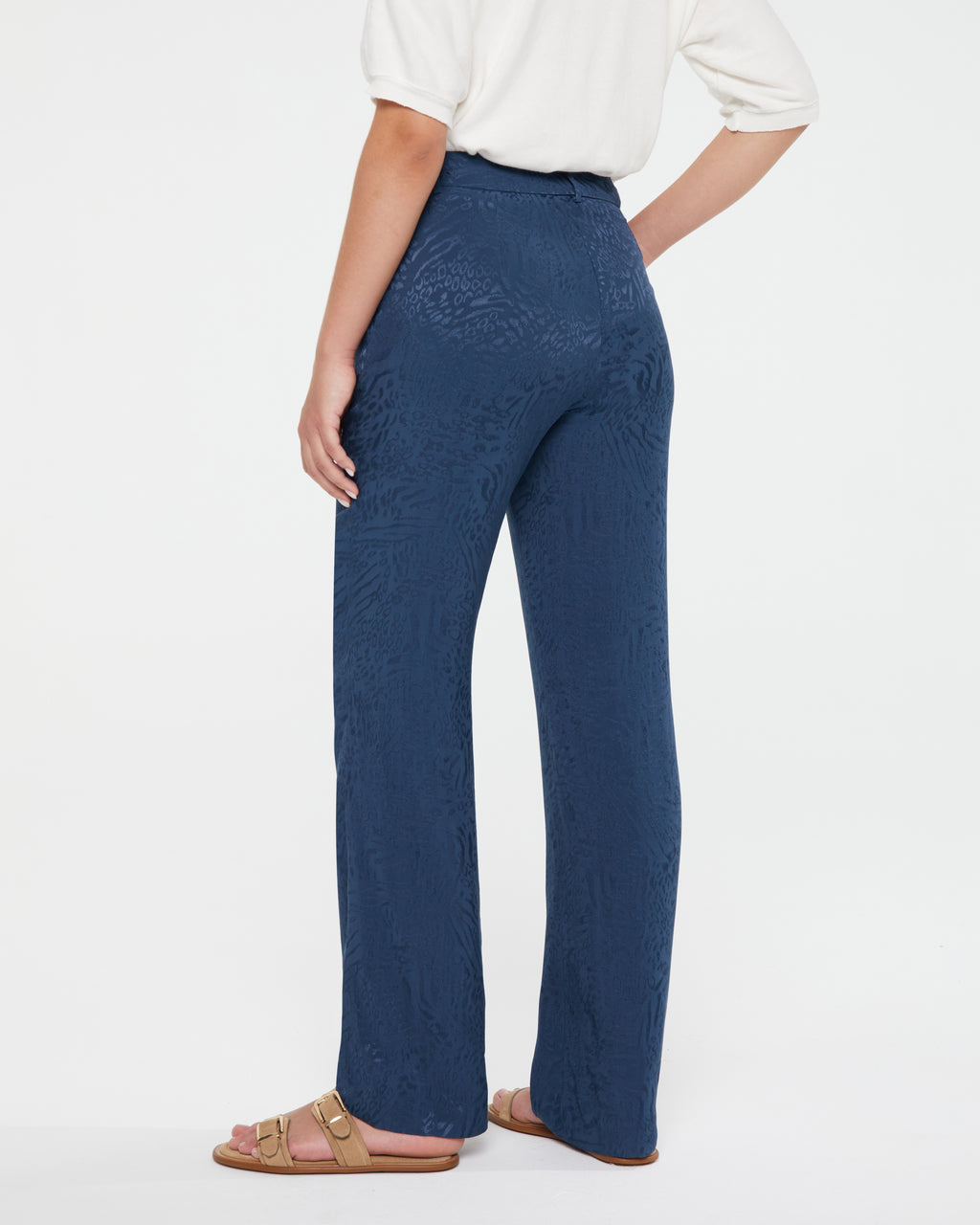 Women's straight trousers with pockets and made from a jacquard fabric