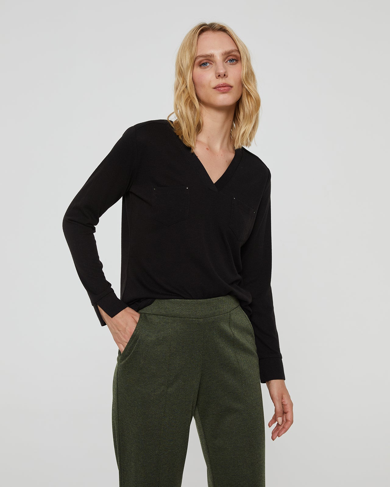 Women's long-sleeved T-shirt with a V-neck and pockets