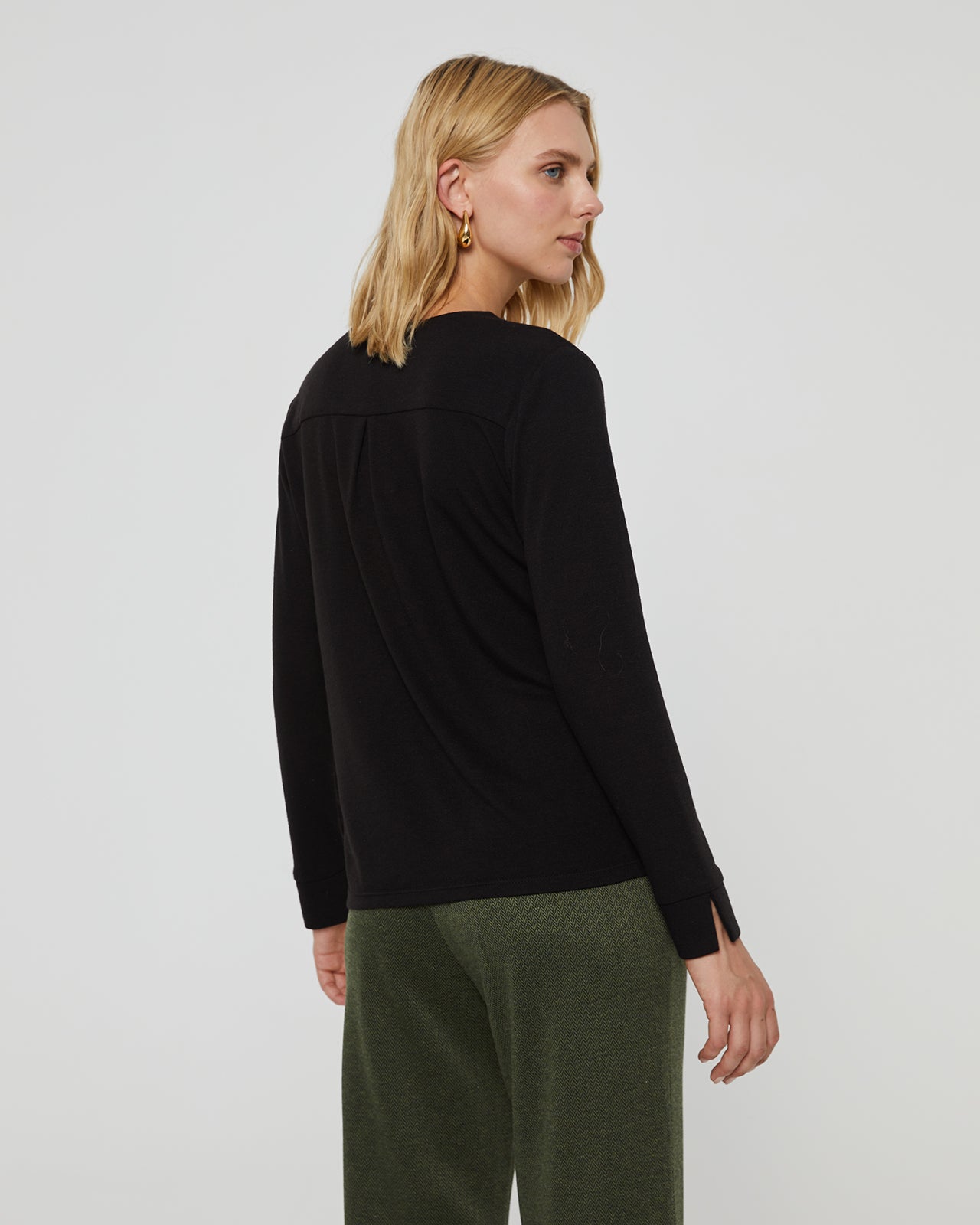 Women's long-sleeved T-shirt with a V-neck and pockets