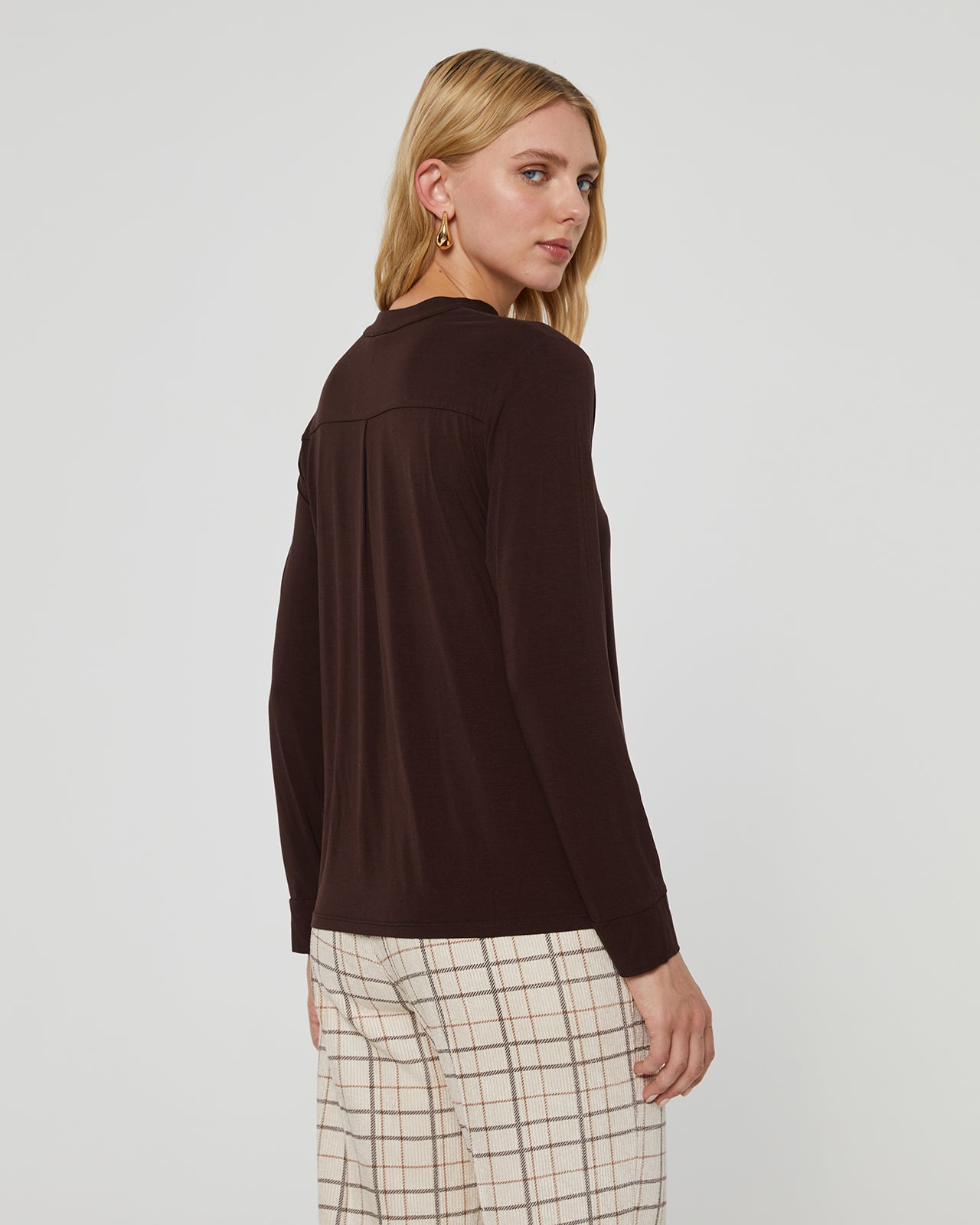 Women's long-sleeved polo shirt with a mandarin collar