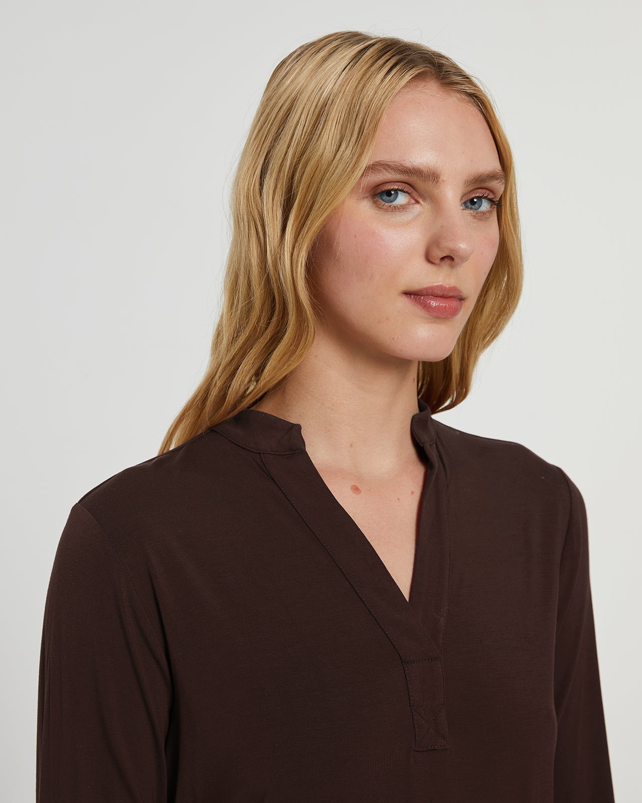 Women's long-sleeved polo shirt with a mandarin collar