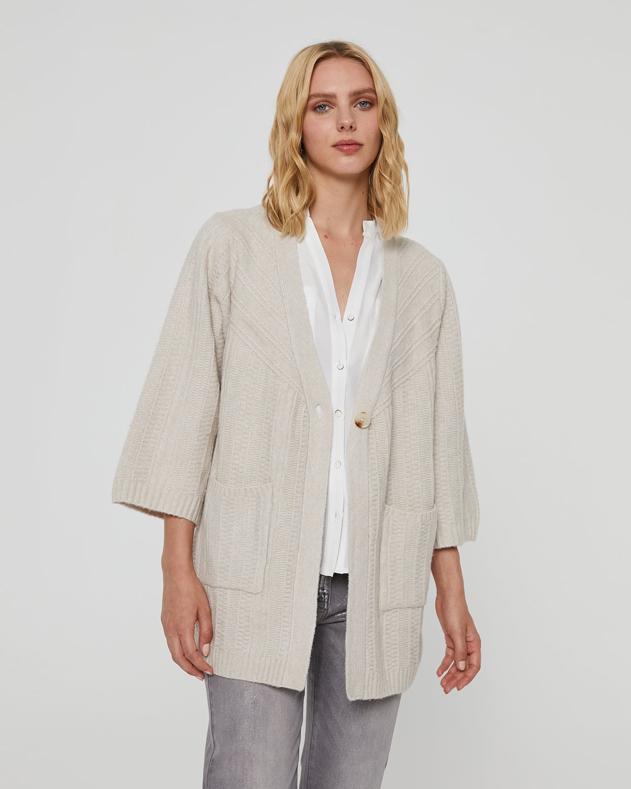 Women's long knitted jacket with pockets