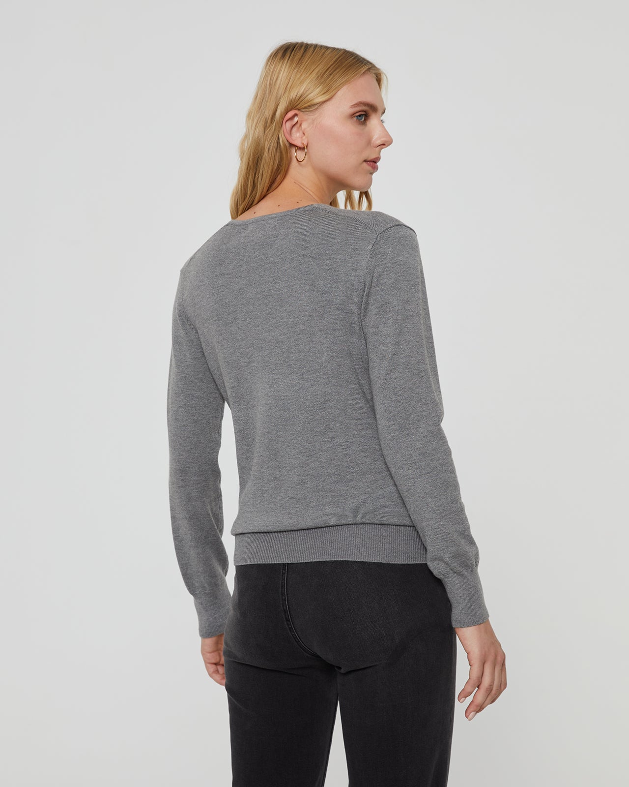 Basic women's long-sleeved V-neck sweater