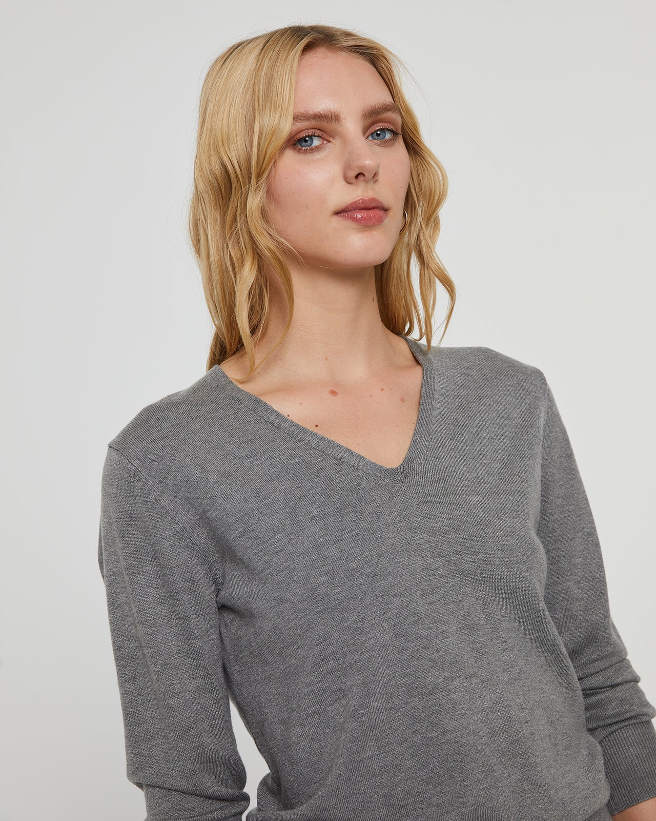 Basic women's long-sleeved V-neck sweater