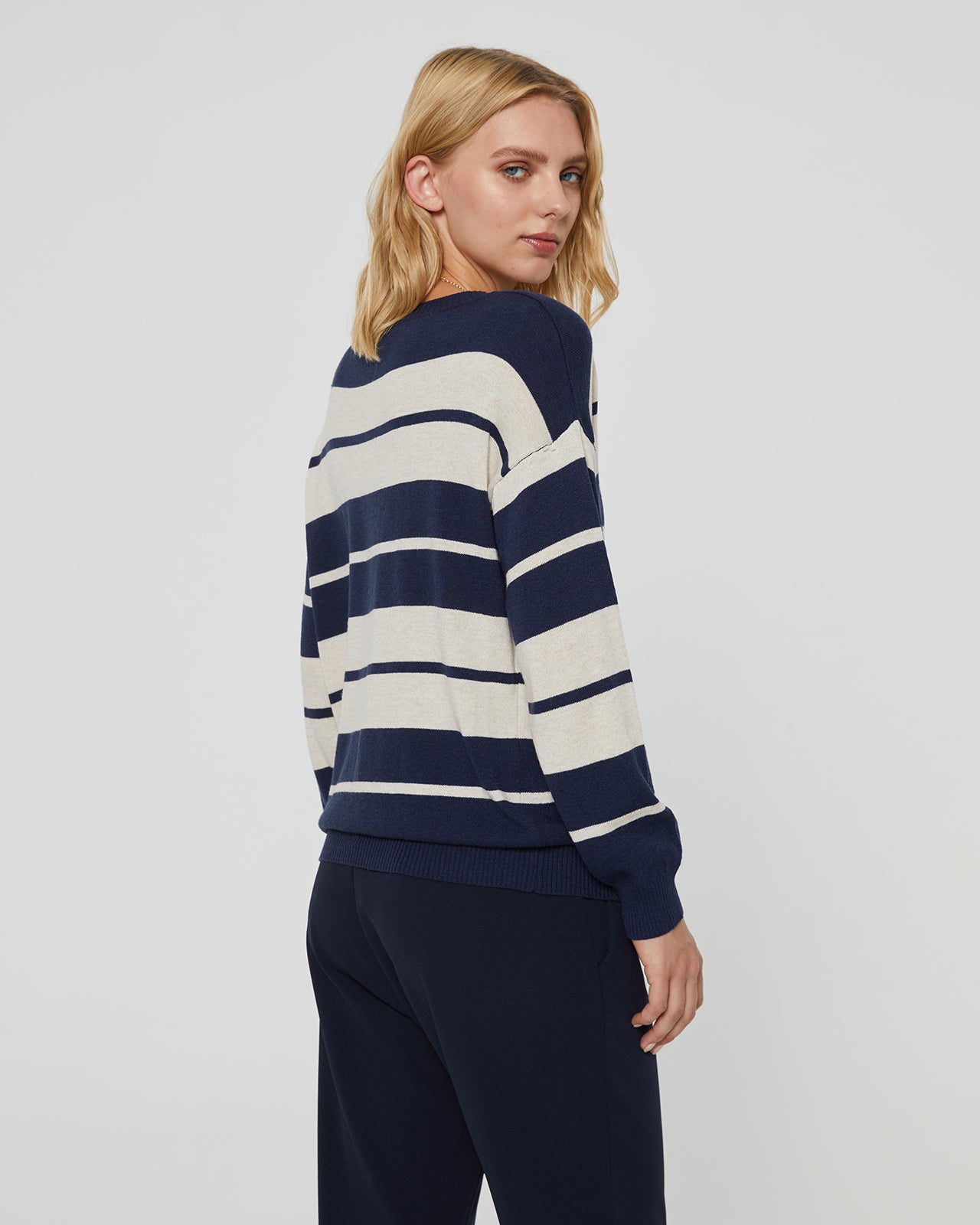 Women's two-tone striped round neck sweater