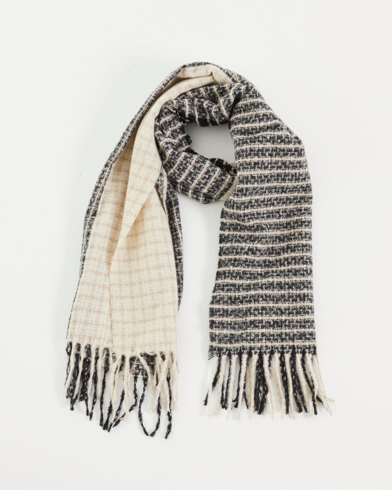 Two-tone women's scarf with a checkered print and fringes
