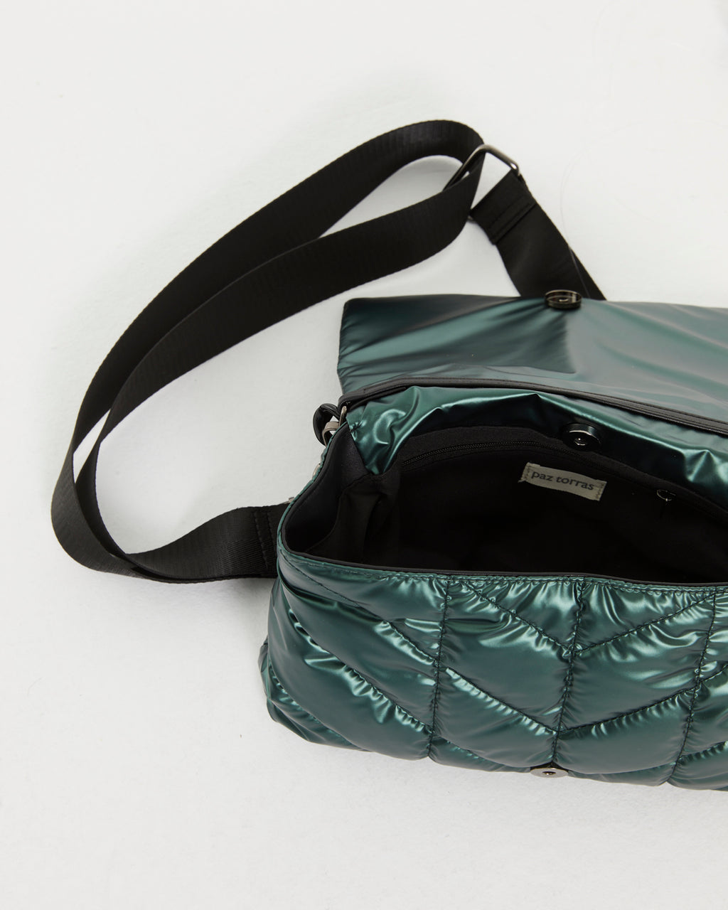 Women's padded shoulder bag with flap and magnetic closure