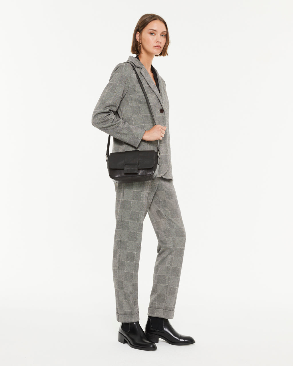 Women's leather shoulder bag with flap and magnetic closure