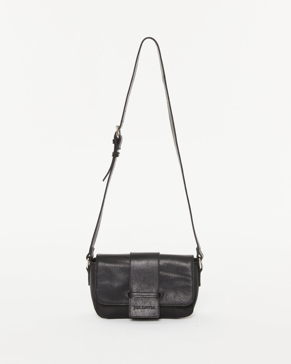 Women's leather shoulder bag with flap and magnetic closure