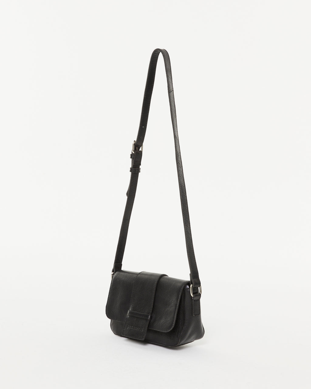 Women's leather shoulder bag with flap and magnetic closure