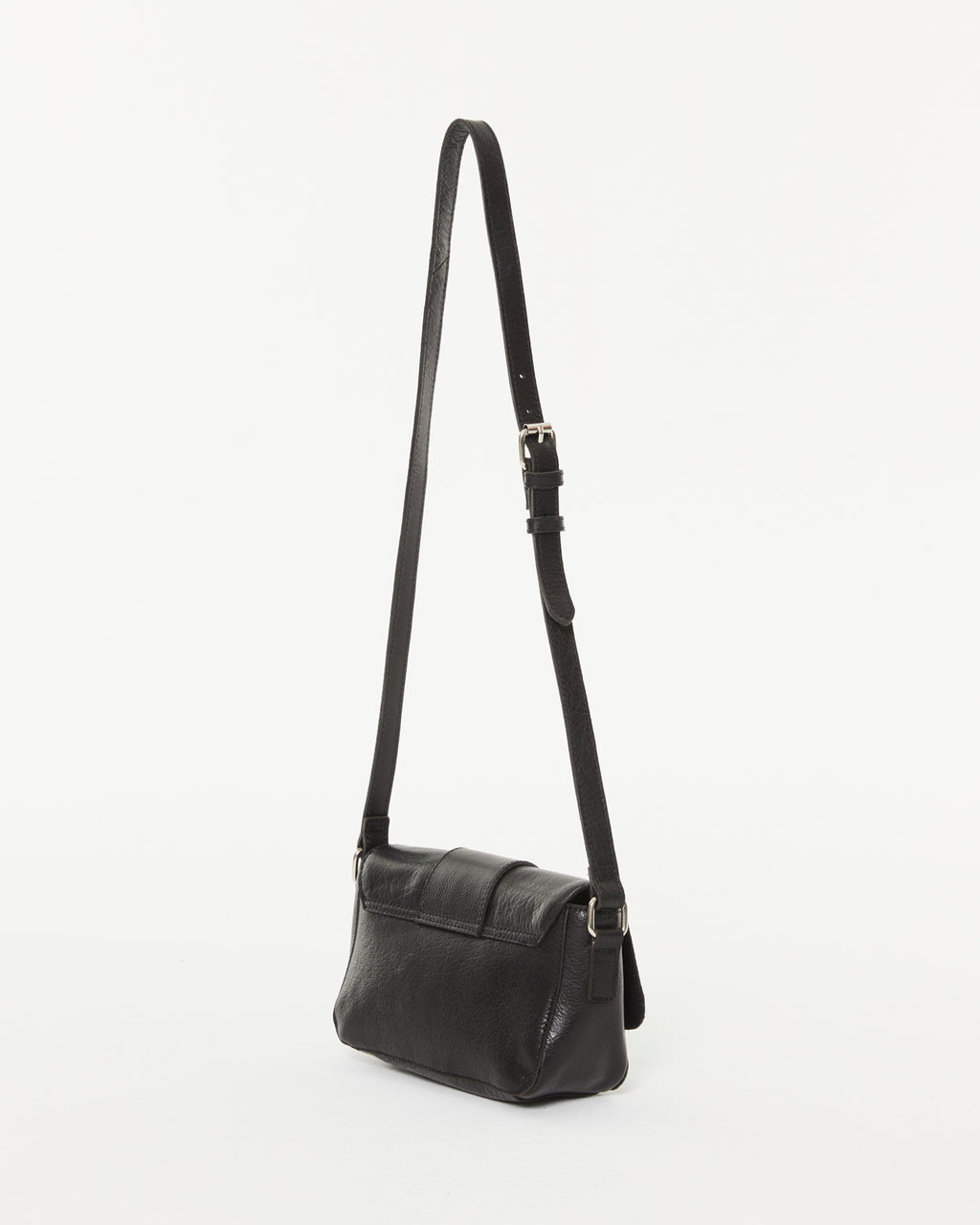 Women's leather shoulder bag with flap and magnetic closure