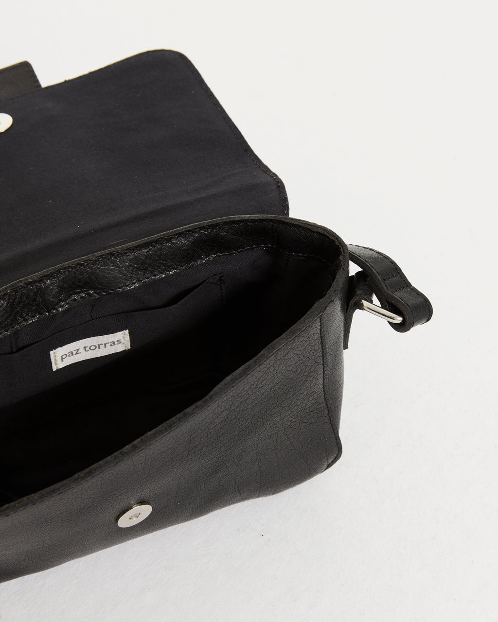 Women's leather shoulder bag with flap and magnetic closure