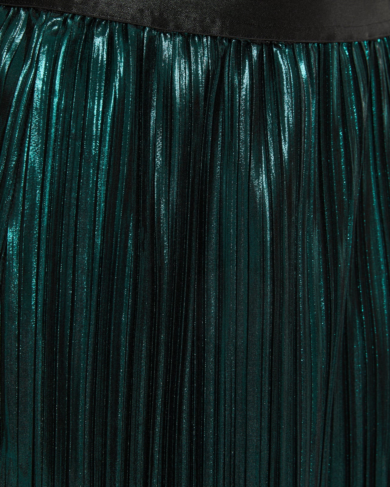 Pleated skirt with elastic waistband