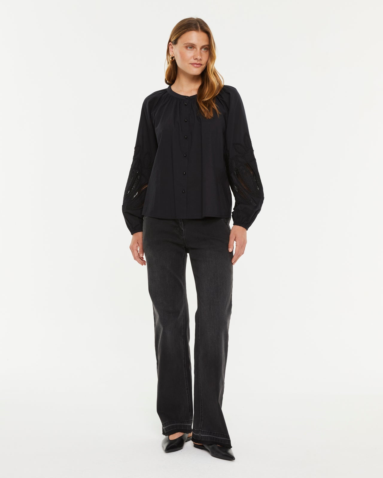 Camisa de mujer cuello mao manga larga en bordado suizo