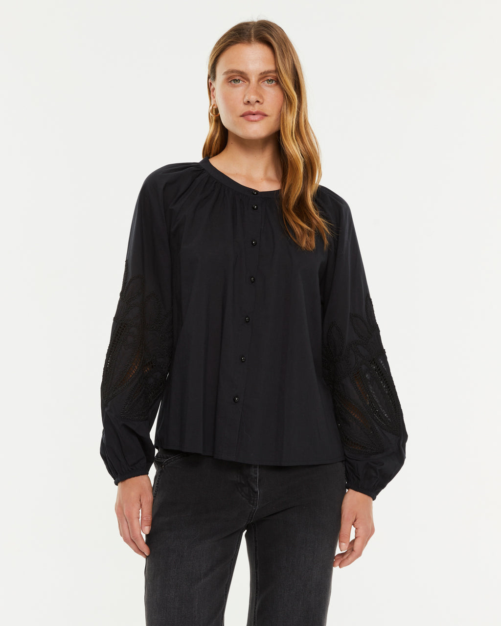 Camisa de mujer cuello mao manga larga en bordado suizo