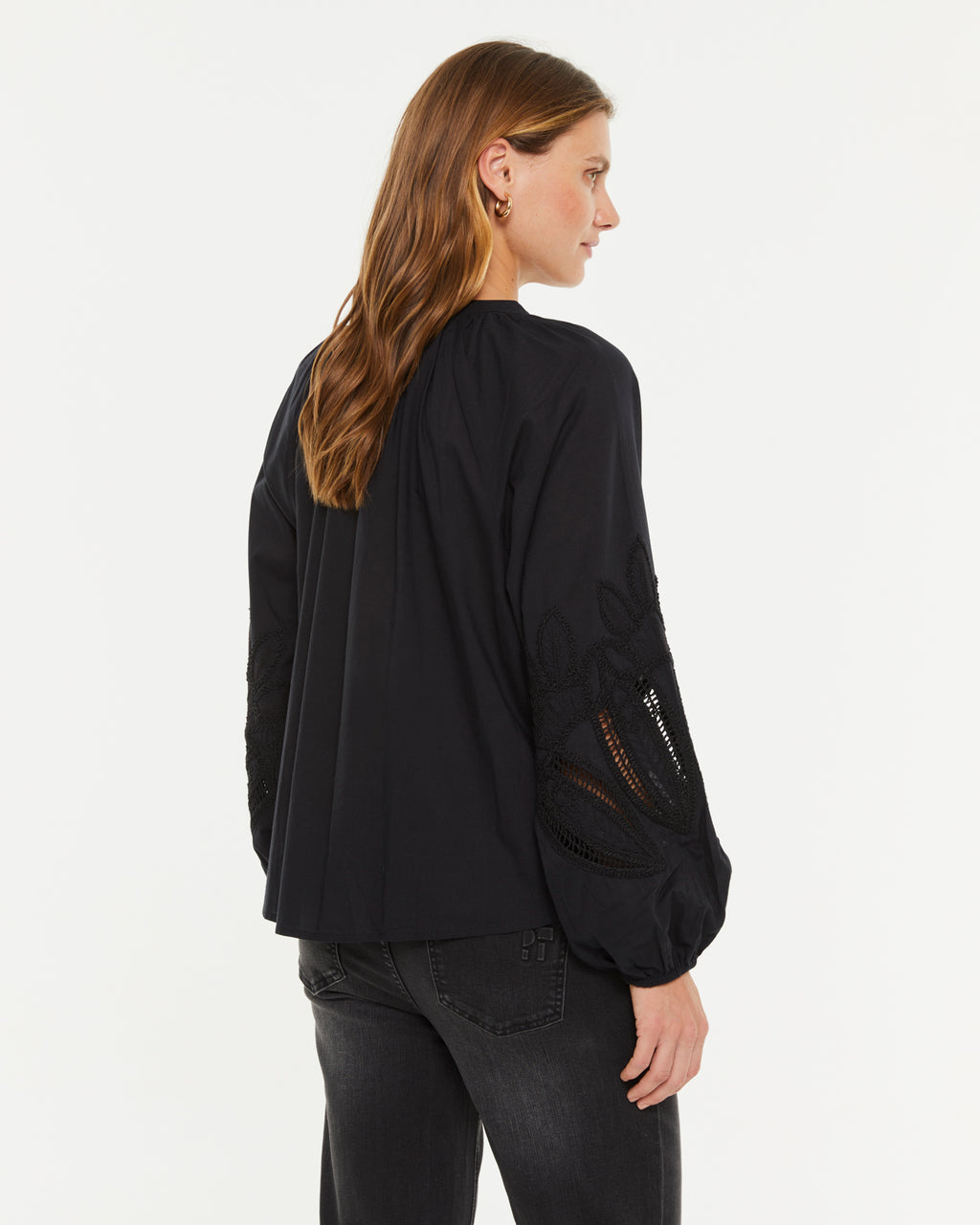 Camisa de mujer cuello mao manga larga en bordado suizo