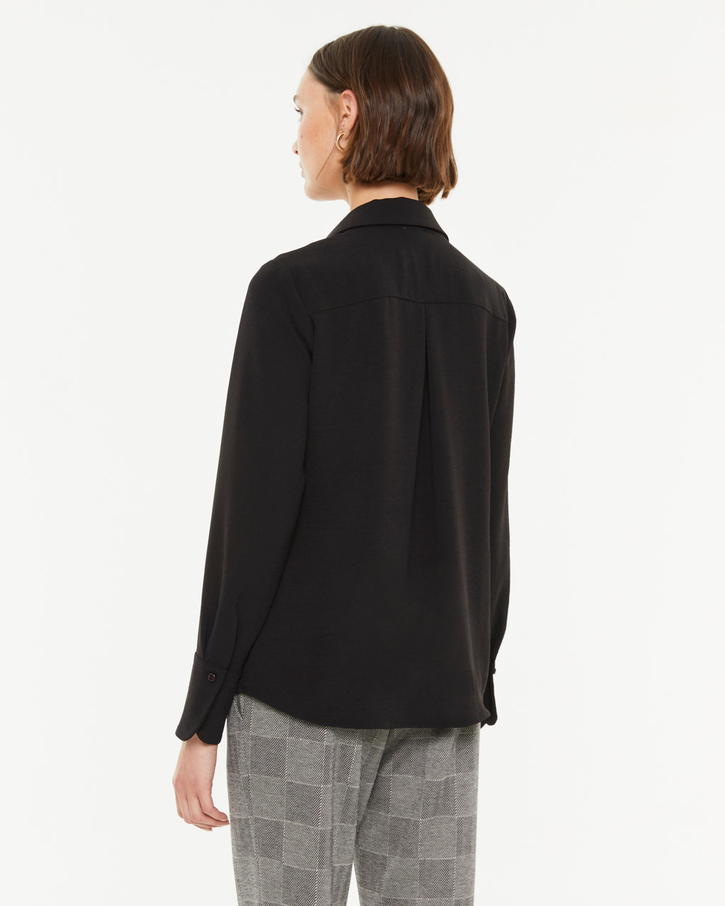 Blusa de mujer cuello solapa y manga larga