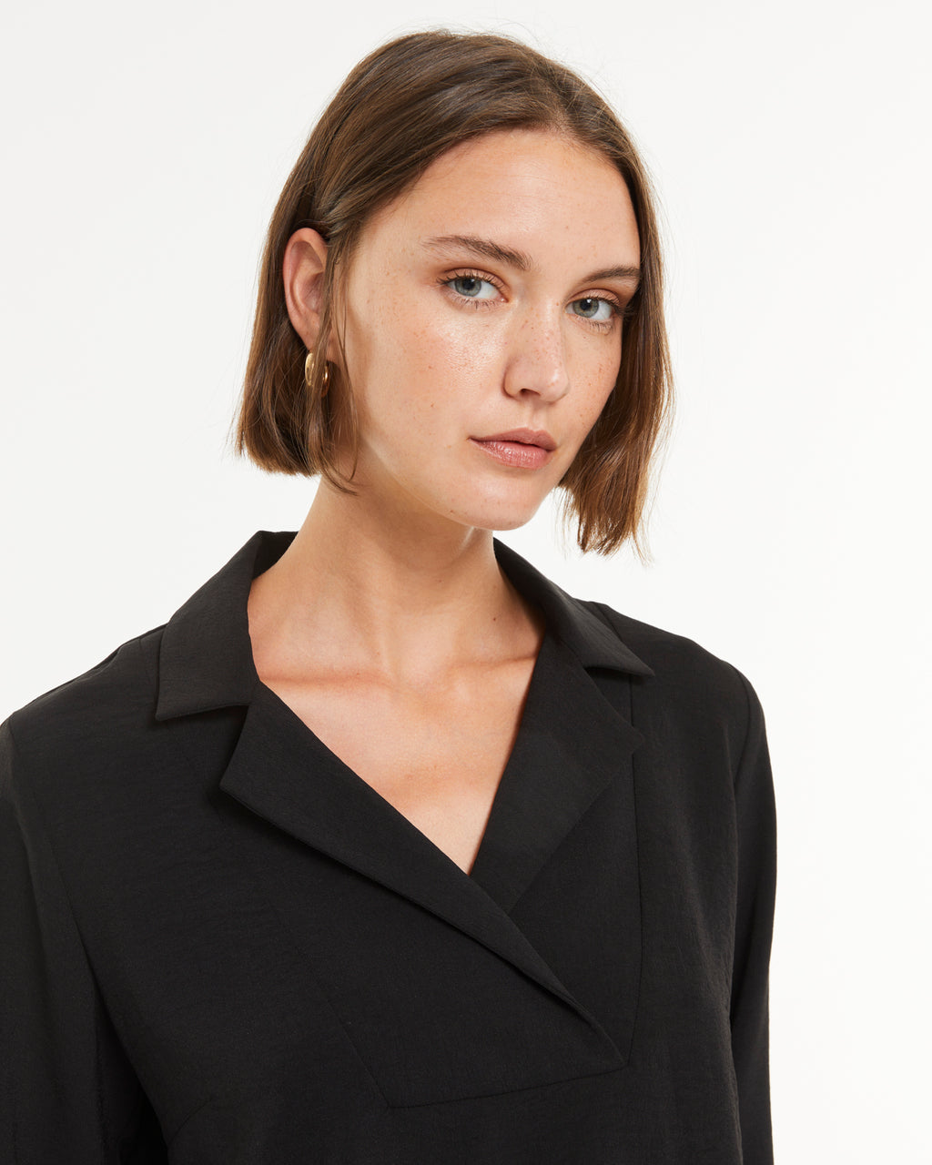 Blusa de mujer cuello solapa y manga larga