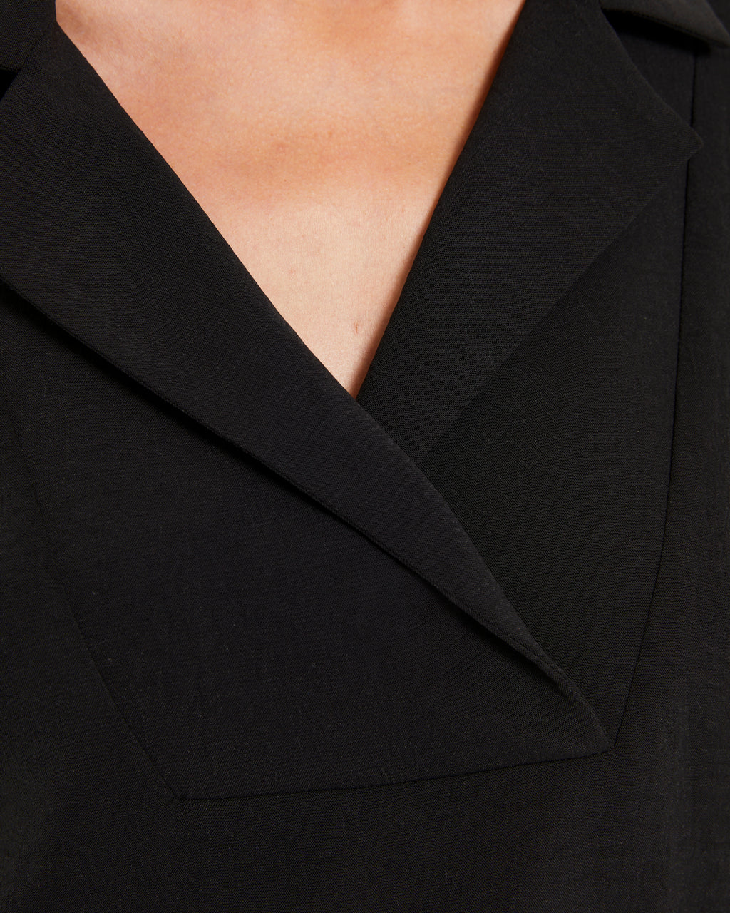 Blusa de mujer cuello solapa y manga larga
