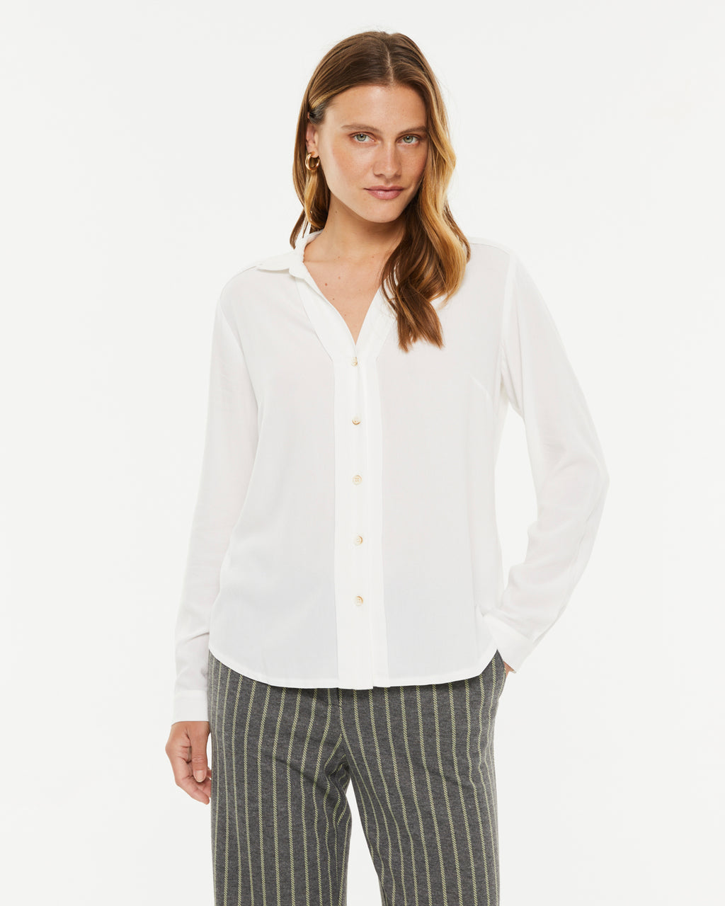 Camisa de mujer cuello camisero y manga larga