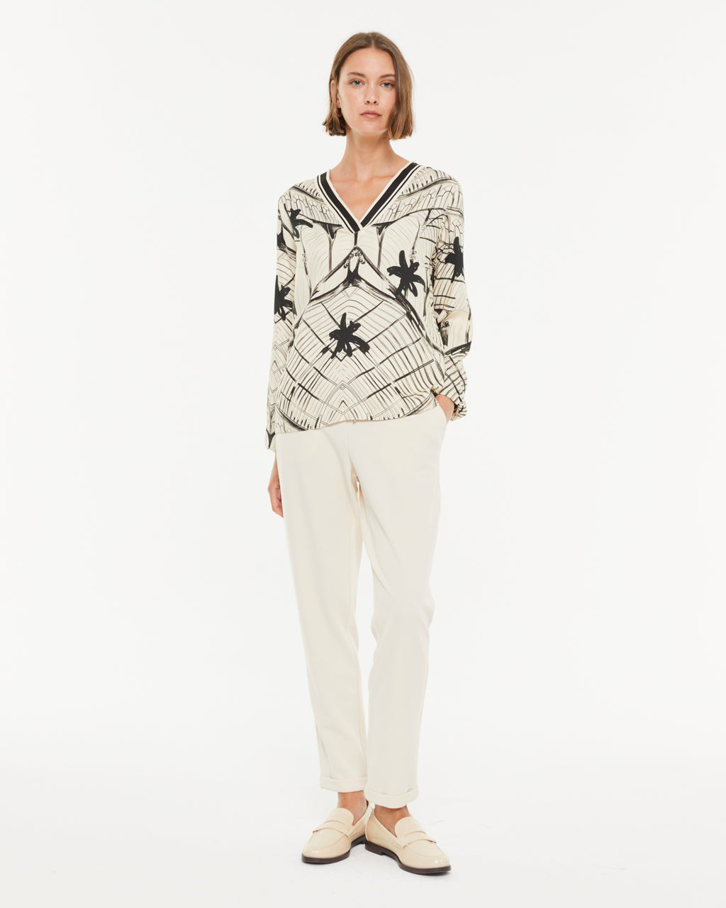 Blusa de mujer estampada cuello pico manga larga