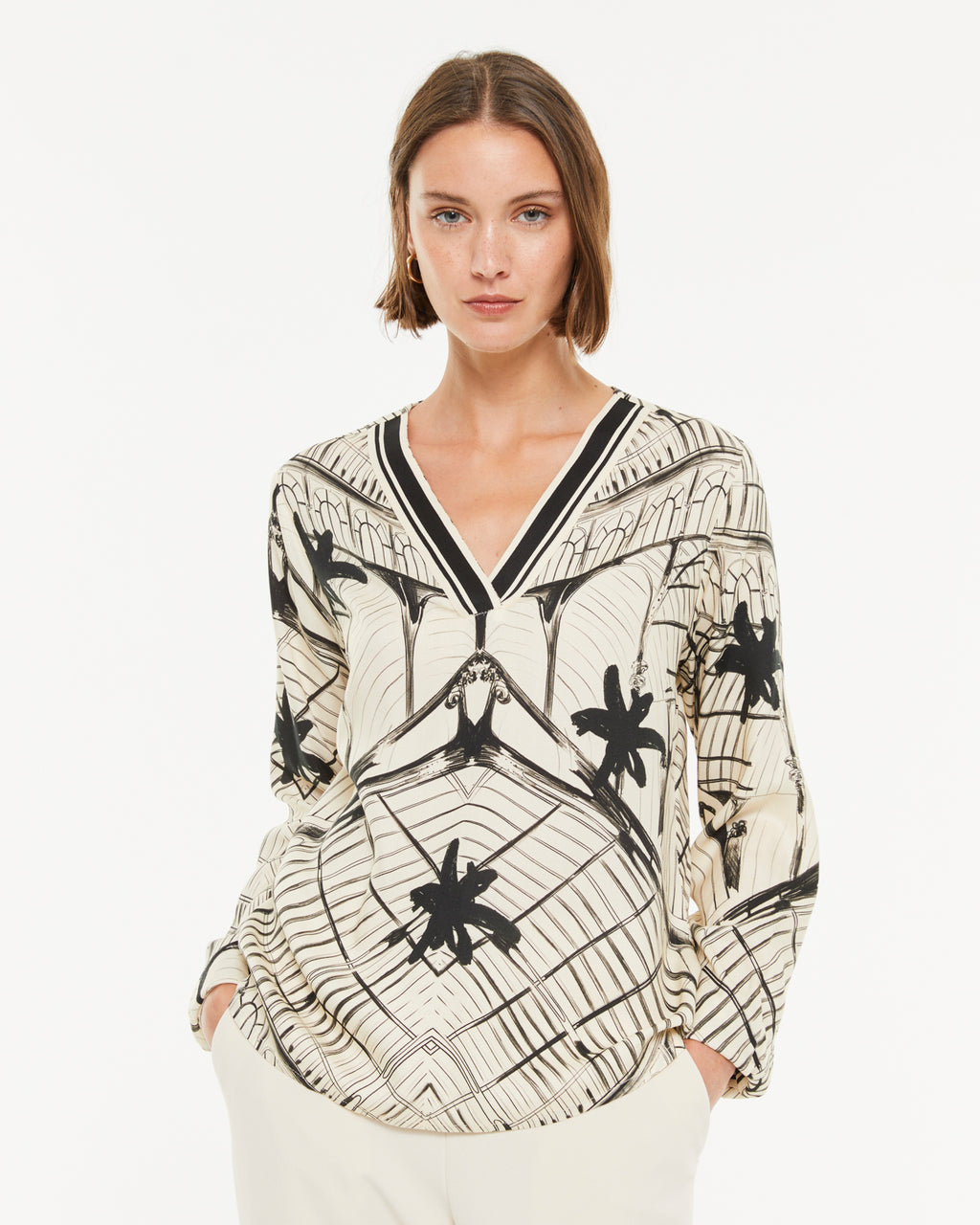 Blusa de mujer estampada cuello pico manga larga