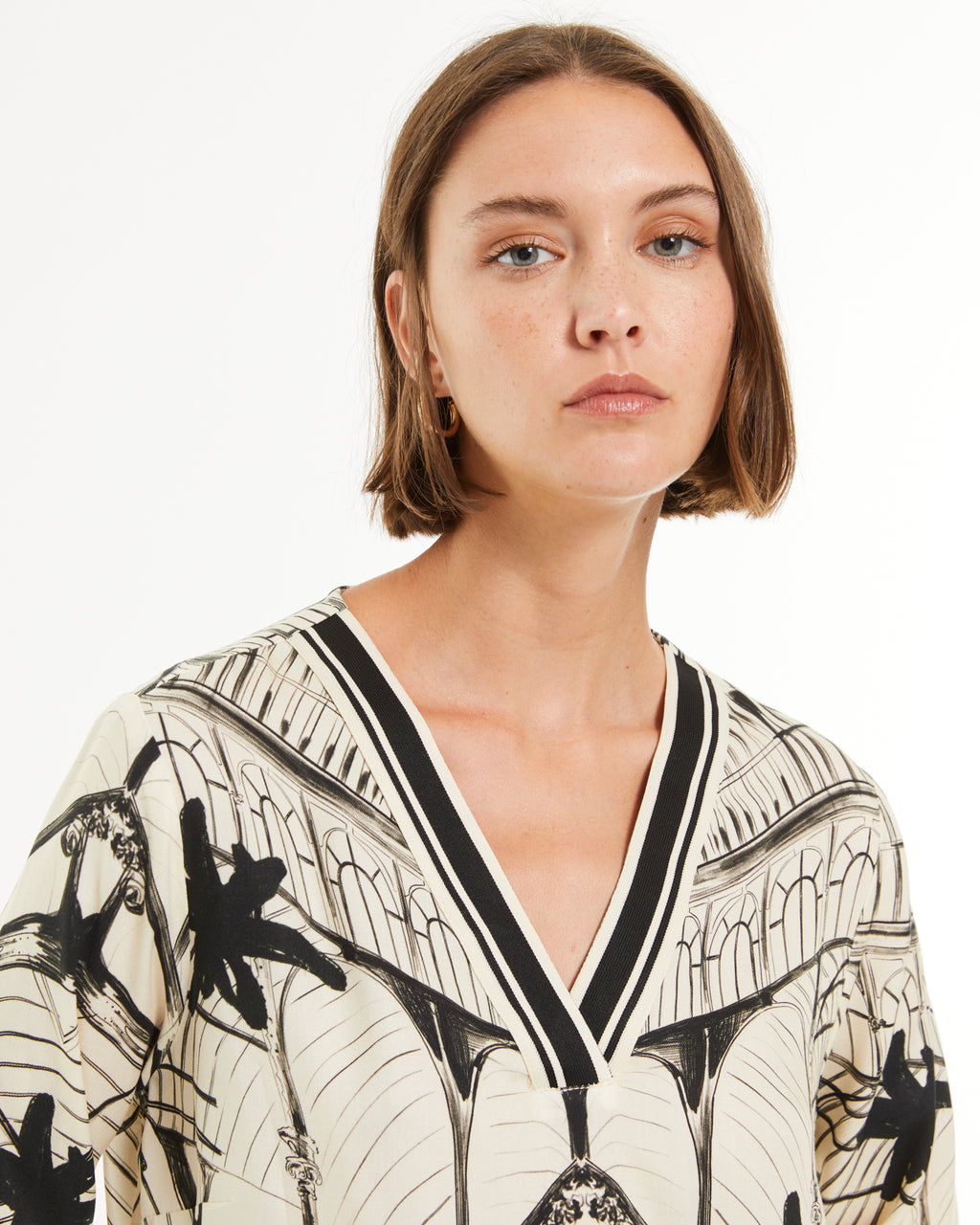 Blusa de mujer estampada cuello pico manga larga