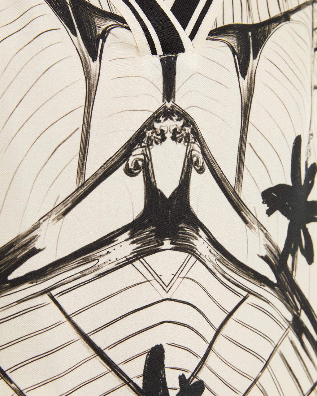 Blusa de mujer estampada cuello pico manga larga