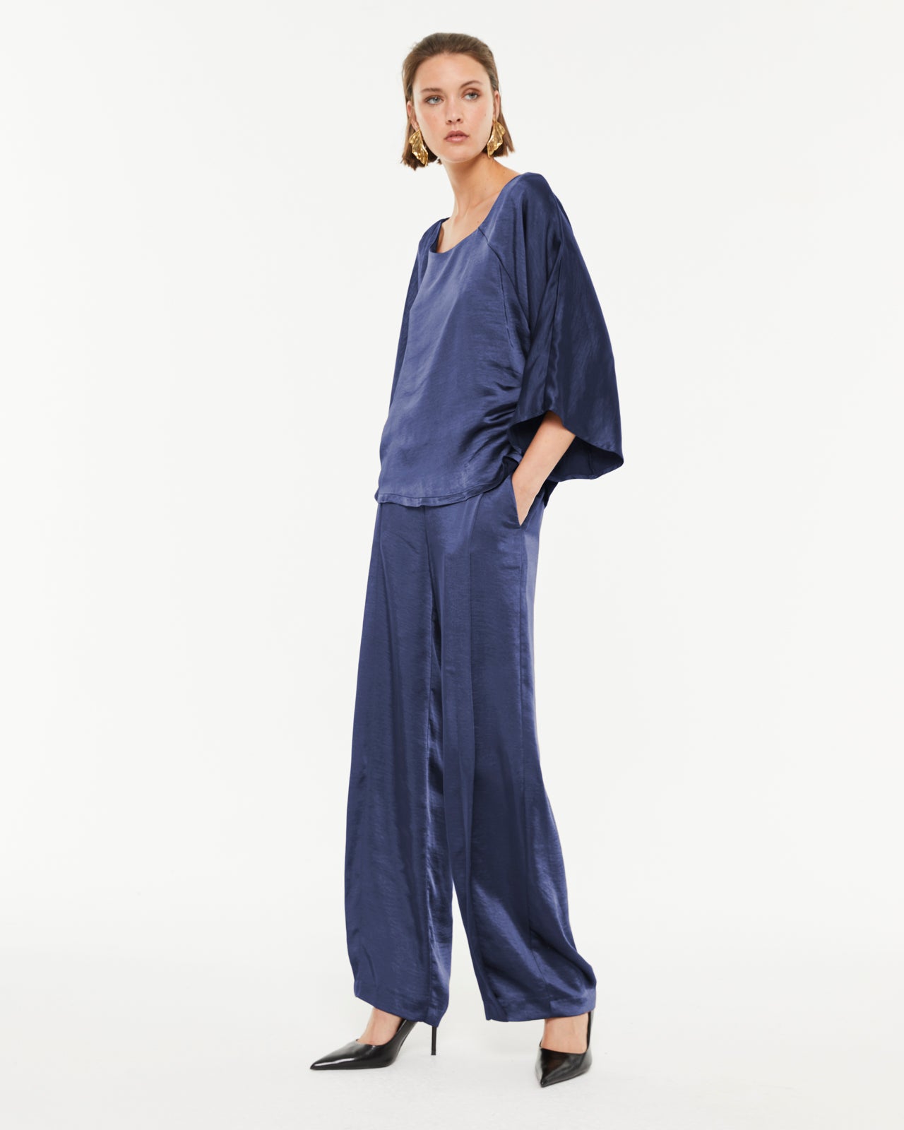 Blusa de mujer satinada  manga francesa y escote redondo