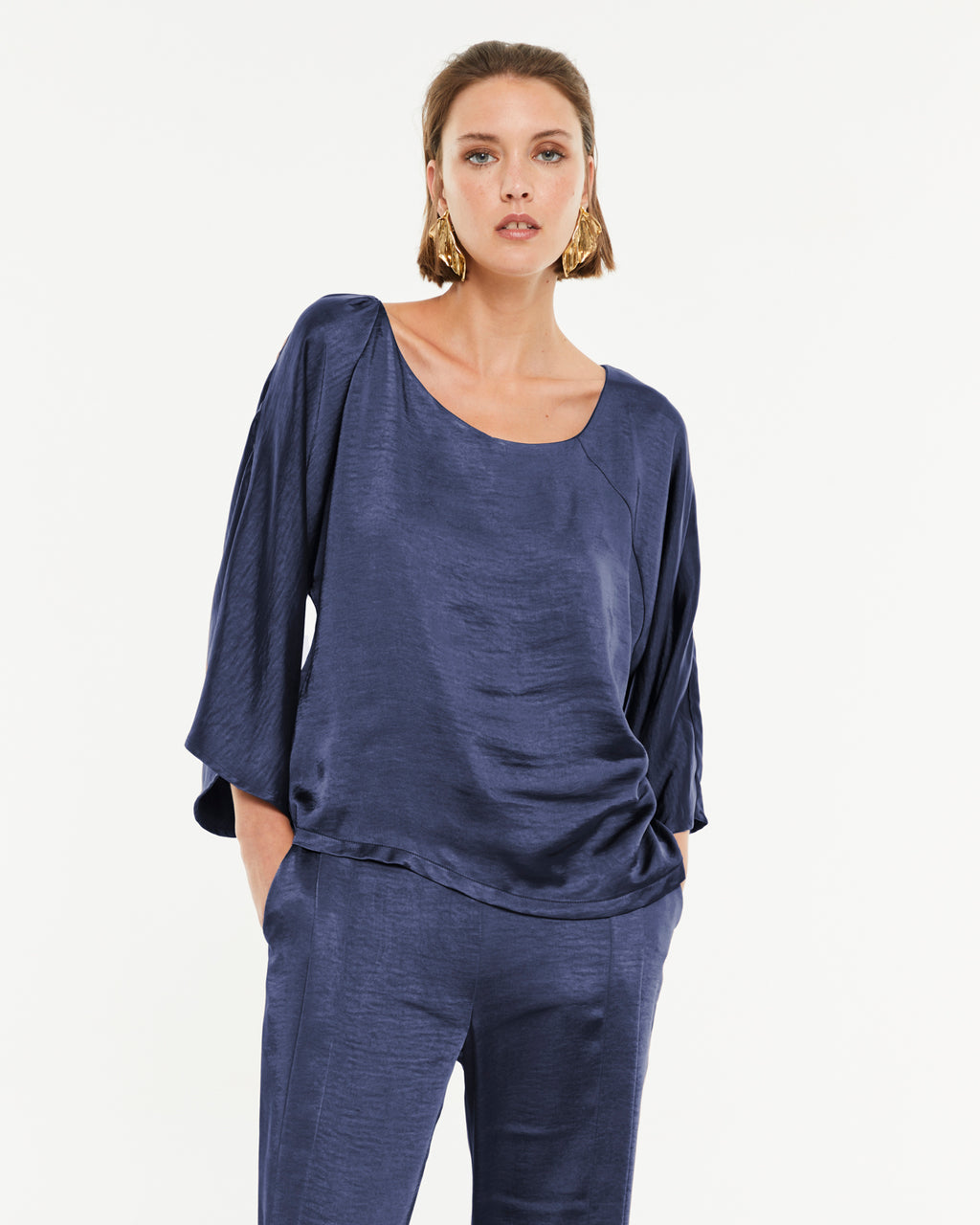 Blusa de mujer satinada  manga francesa y escote redondo