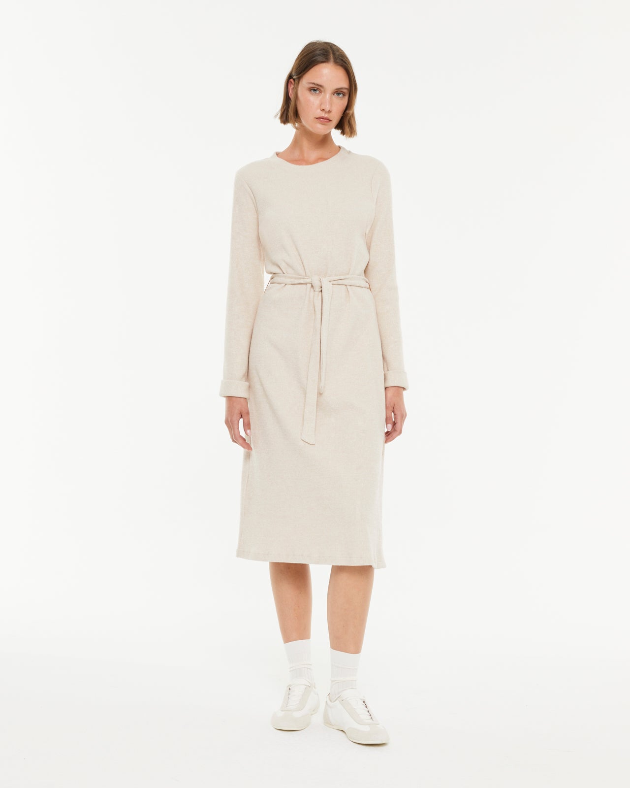 Robe en maille à manches longues avec col rond et ceinture