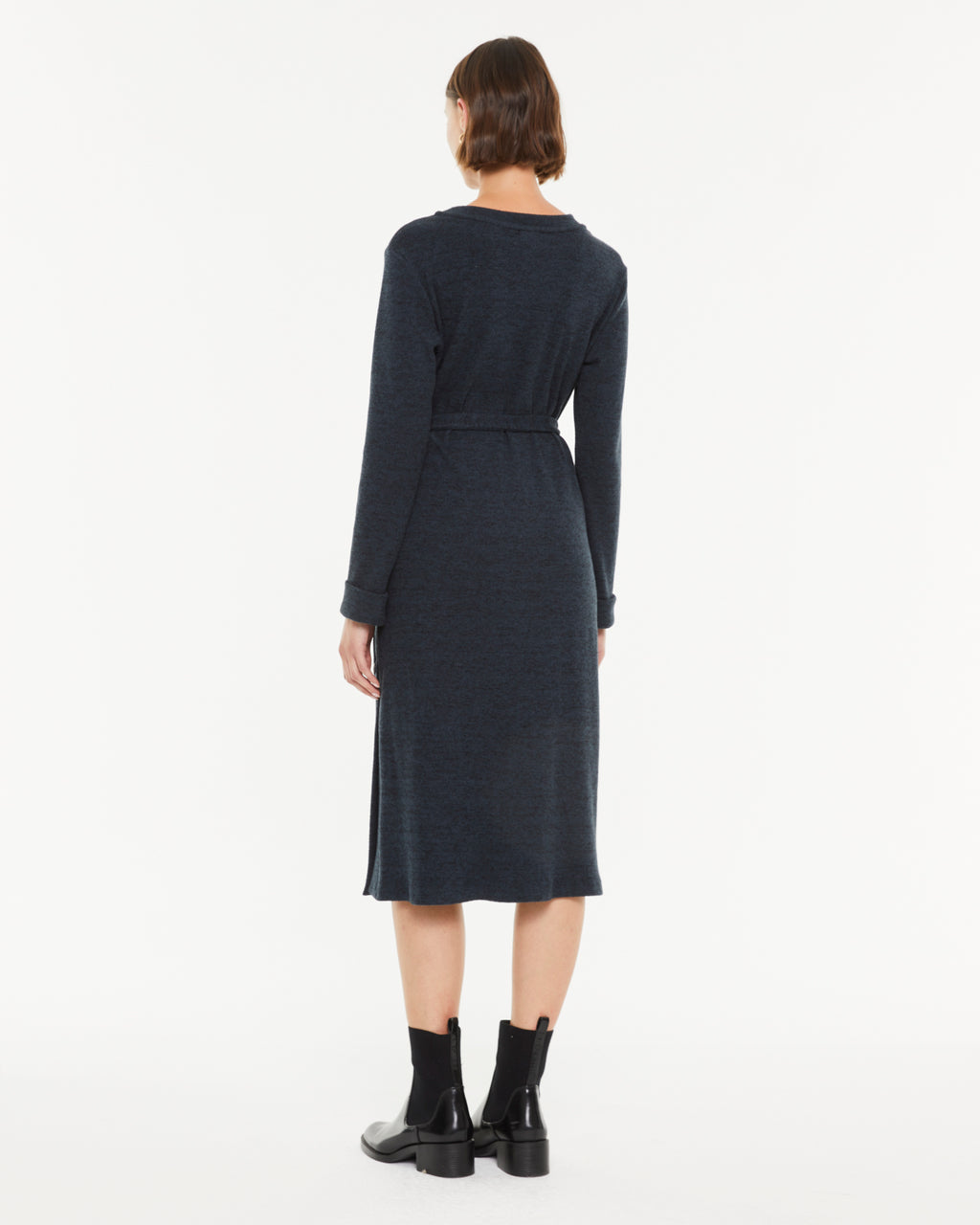 Vestido de punto manga larga cuello redondo y cinturón