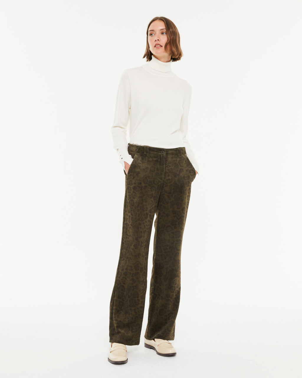 Pantalón recto de mujer de pana estampada animal print