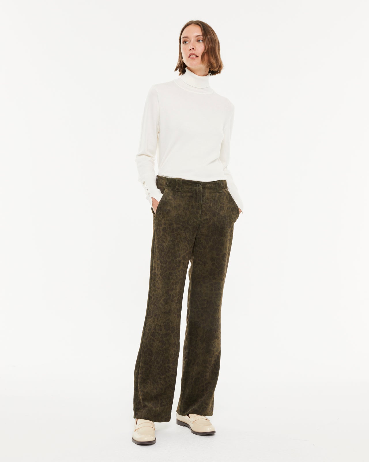 Pantalón recto de mujer de pana estampada animal print