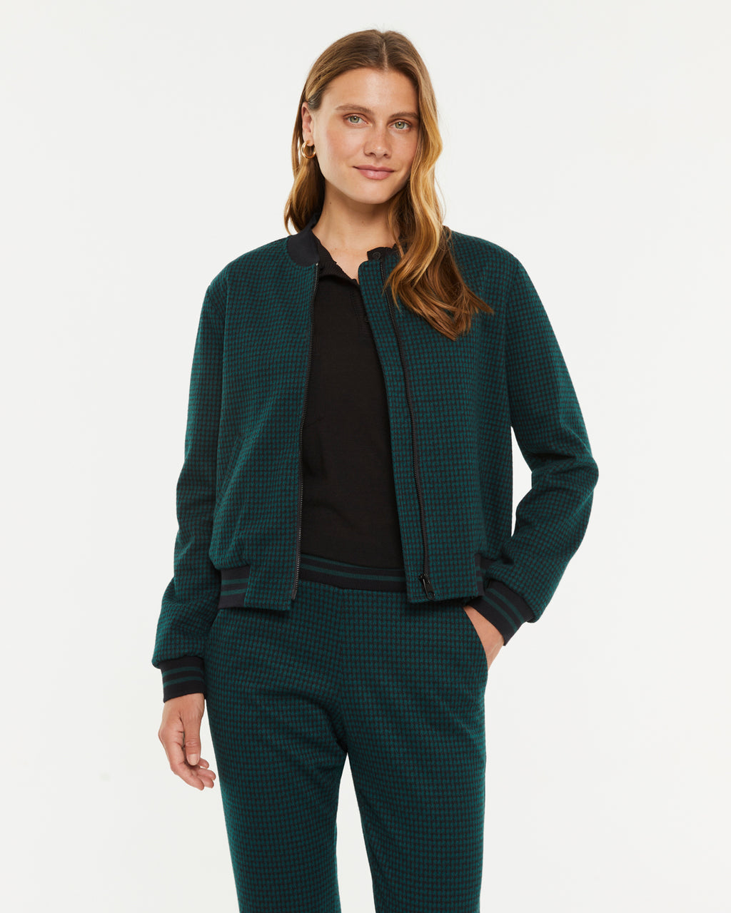 Chaqueta de mujer tipo bomber en punto estampado