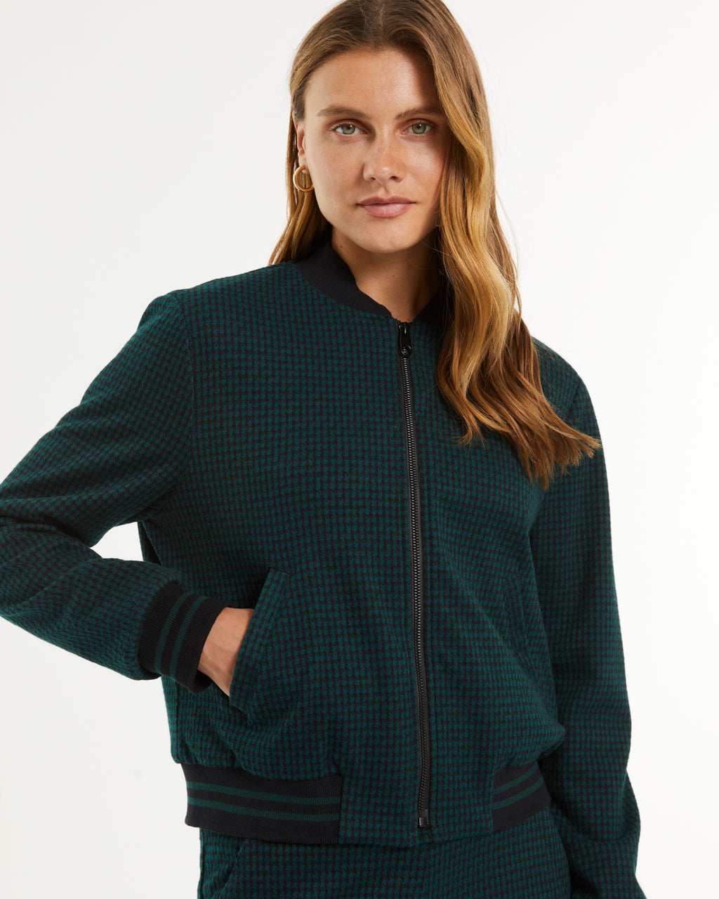 Chaqueta de mujer tipo bomber en punto estampado