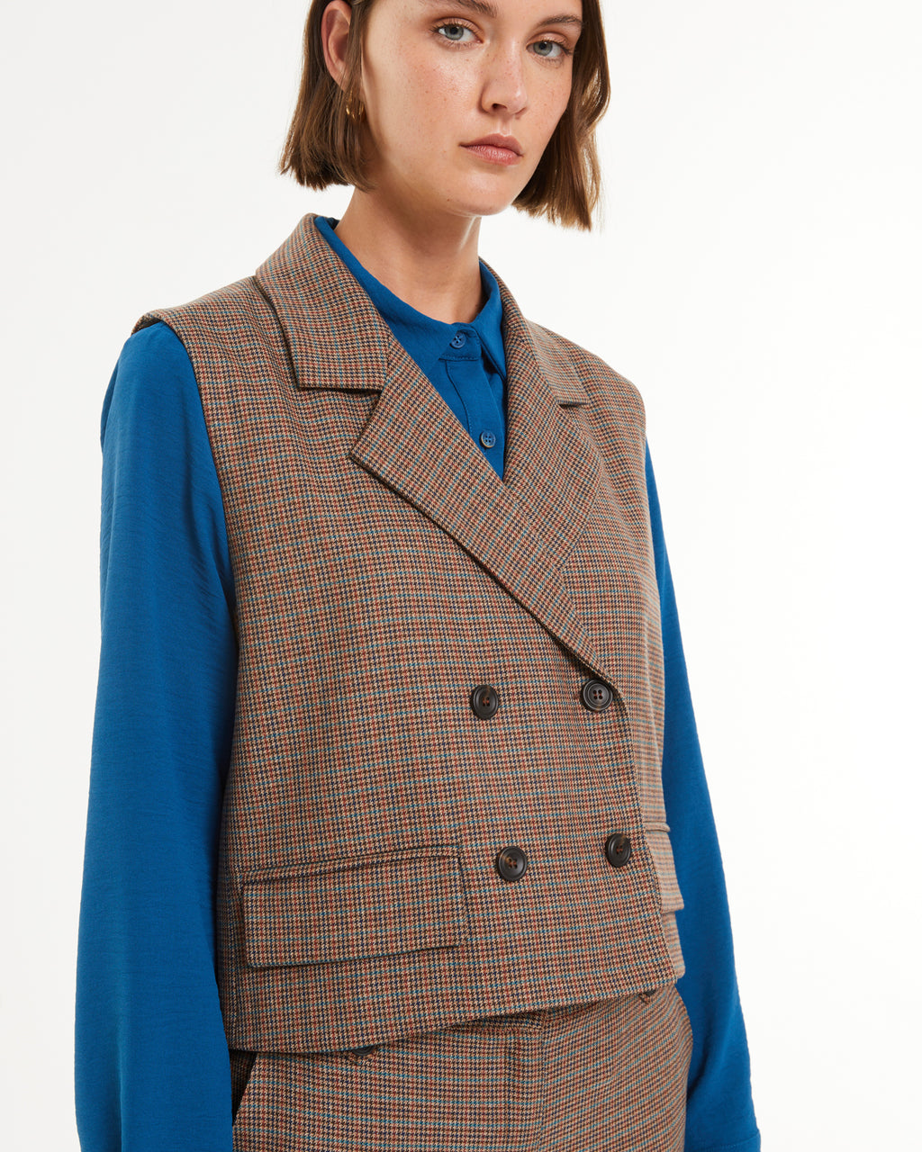 Chaleco de mujer estampado cuadros con doble botonadura