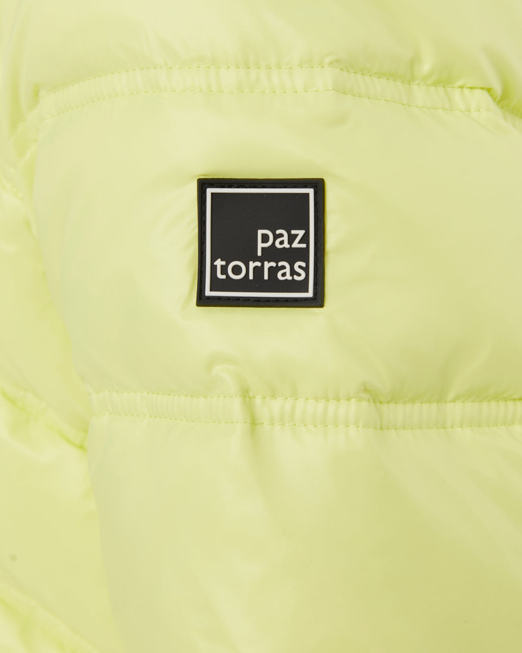 Plumífero corto de mujer cierre de cremallera y capucha